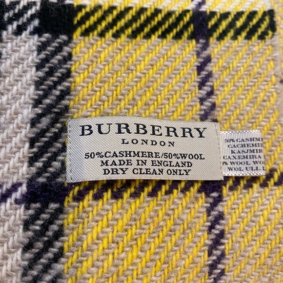Burberry scarf for women - Picture 7 of 9